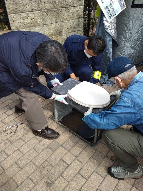 災害用トイレの組立て