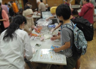 紙食器でアルファ米試食